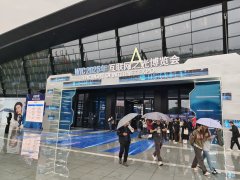 经济网记者李方/摄不雅众取松延动力仿朝气器人